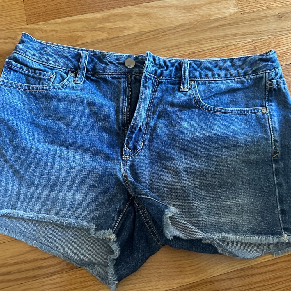 GAP light denim wash cut off shorts - size 28 like new!